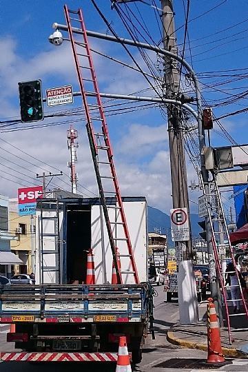 Equipe instala aparelho na região central da cidade. (Foto: Luciano Vieira/PMSS)