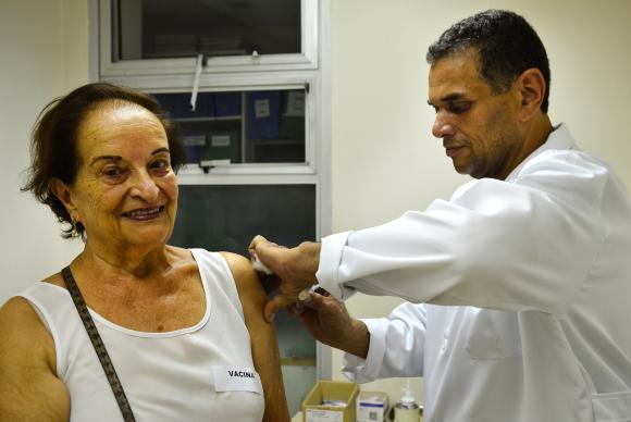 Hilda de Jesus Escobar, de 86 anos, é vacinada contra a gripe H1N1 no Emílio Ribas. (Foto: Rovena Rosa/Agência Brasil)