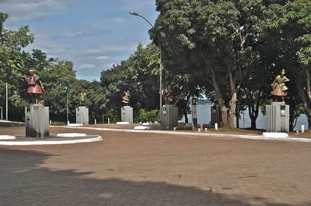 Praça dos Orixás, ao lado da ponte costa e silva, lado cidade. (Foto: Nevinho/Wikipédia)