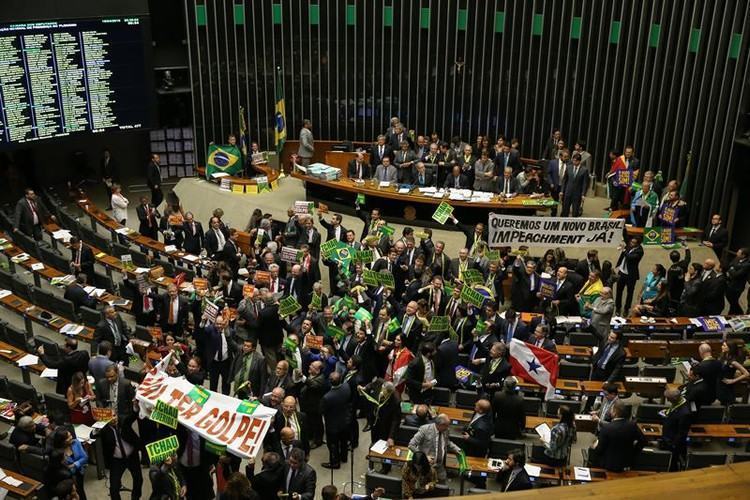 Deputados pró e anti-impeachment se manifestam no plenário da Câmara durante sessão para discutir o processo de afastamento da presidenta Dilma.(Foto: Valter Campanato/Agência Brasil)