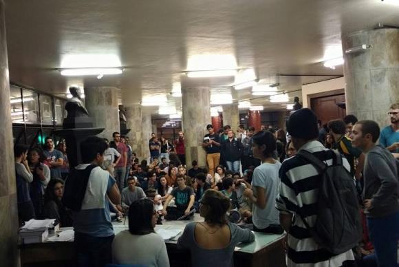 Assembleia de estudantes de direito da UFMG discute processo de impeachment (Coletivo UFMG pela Democracia)