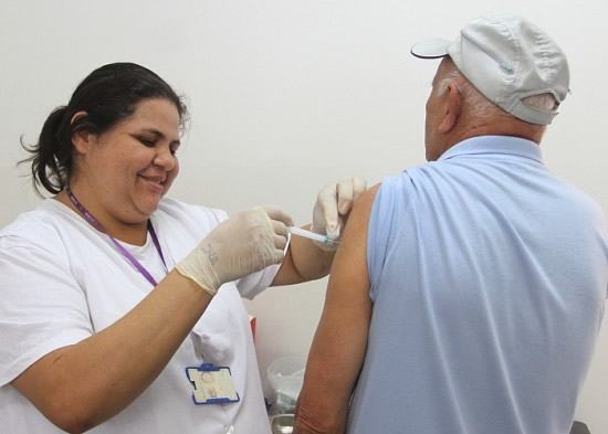 Para ser vacinada, a pessoa deve levar RG ou Certidão de Nascimento, carteira de vacinação. (Foto: Alex Brito/PMJ)