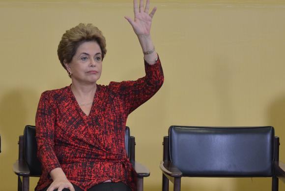 Dilma Roussef, antes de se afastar do cargo, assinou atos regulamentando leis e criando programa para tentar universalizar o acesso à internet. (Foto: Antonio Cruz/ Agência Brasil)