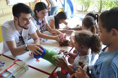 Na atividade, de caráter lúdico, crianças levam brinquedos para fazer consultas com alunos e professores da área de saúde. (Foto: Divulgação/Unitau)