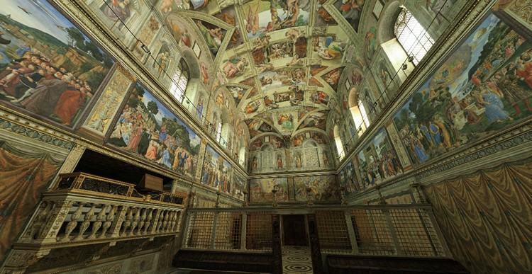 Capela Sistina com obras produzidas por nomes como Michelangelo, Rafael, Bernini e Botticelli. (Foto: Reprodução)