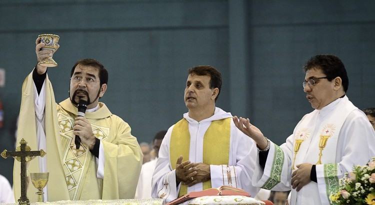 Missa será celebrada pelo padre Victor Hugo, à esquerda. (Foto: Luis Claudio Antunes/PortalR3)