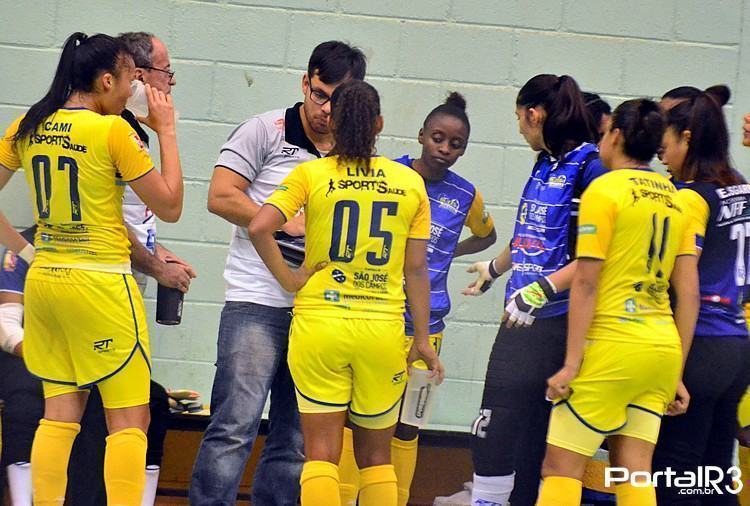 Marcos Derrico conversa com suas jogadoras. (Foto: Luis Claudio Antunes/PortlaR3)