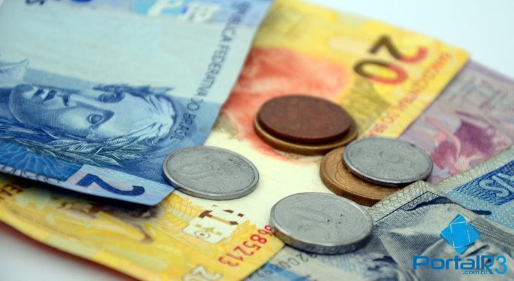 O abono equivale ao valor de um salário mínimo, vigente na data de pagamento (R$ 880) e pode ser retirado nas agências da Caixa e Banco do Brasil. (Foto: PortalR3)