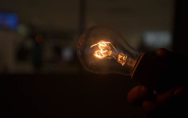 Uma lâmpada fluorescente compacta economiza 75% em comparação a uma lâmpada incandescente de luminosidade equivalente. (Foto: Marcello Casal Jr/Agência Brasil)