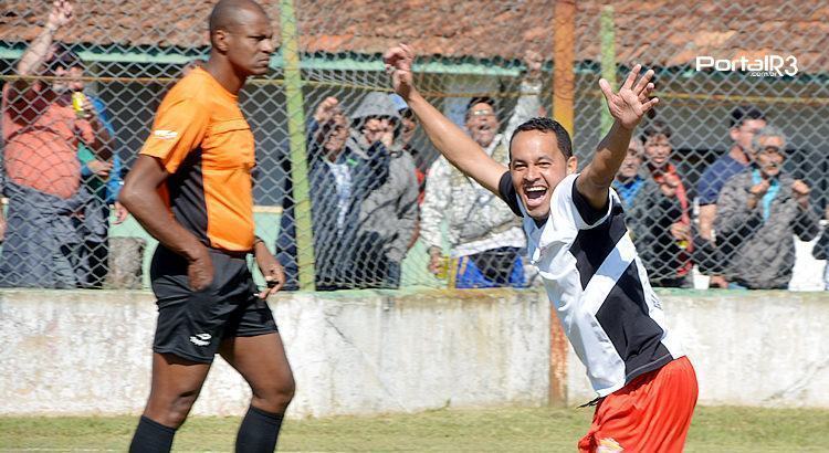 Joeldson comemora gol da vitória nos pênaltis. (Foto: Alex Santos/PortalR3)