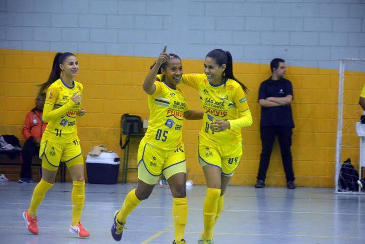 Meninas do São José comemoram um dos gols na partida. (Foto: Alex Santos)