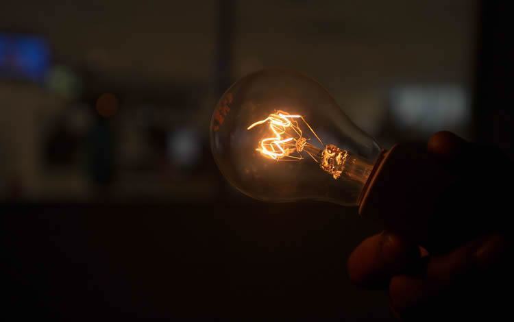 Lâmpadas incandescentes (esq.) devem ser substituídas por versões mais econômicas, como as de LED (dir.) Marcello Casal Jr/Agência Brasil