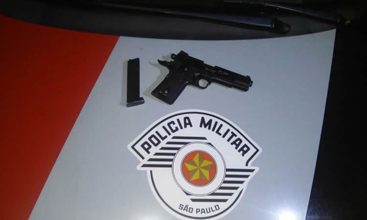 Arma usada na tentativa do roubo ao restaurante. (Foto: Divulgação/PMESP)