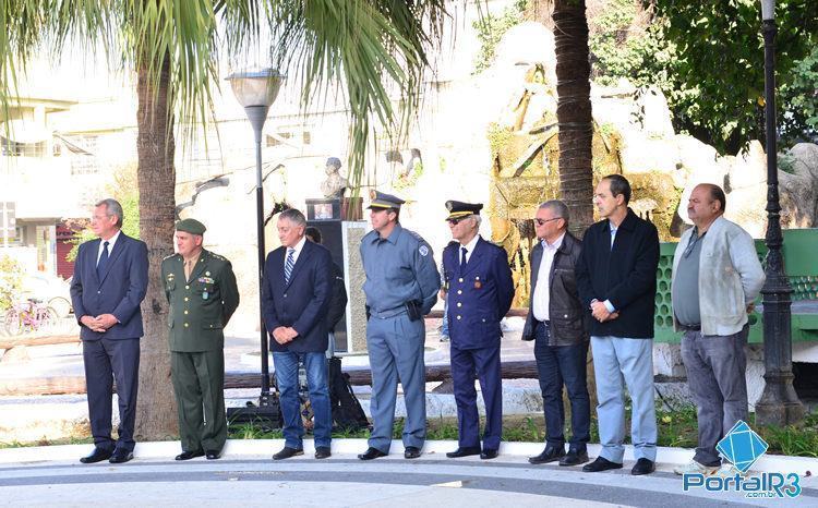 Autoridades presentes no evento de hasteamento no obelisco. (Foto: Luis Claudio Antunes/PortalR3)