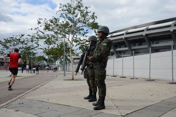 Militares no entorno do Estádio do Maracanã simulam garantia de segurança na abertura dos Jogos Rio 2016. (Foto: Fernando Frazão/Agência Brasil)