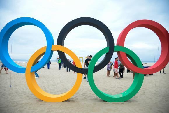 Escultura dos arcos olímpicos, simbolizando os 5 continentes, na Praia de Copacabana. (Foto: Tomaz Silva/Agência Brasil)