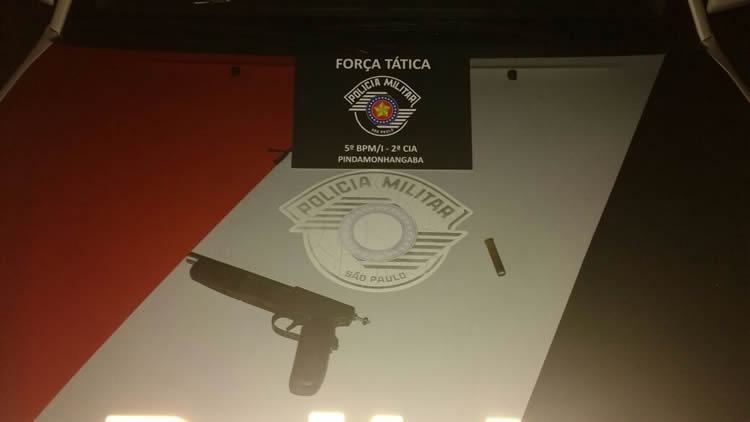 Arma apreendida foi apresentada no plantão do 1º DP. (Foto: Divulgação/PMESP)