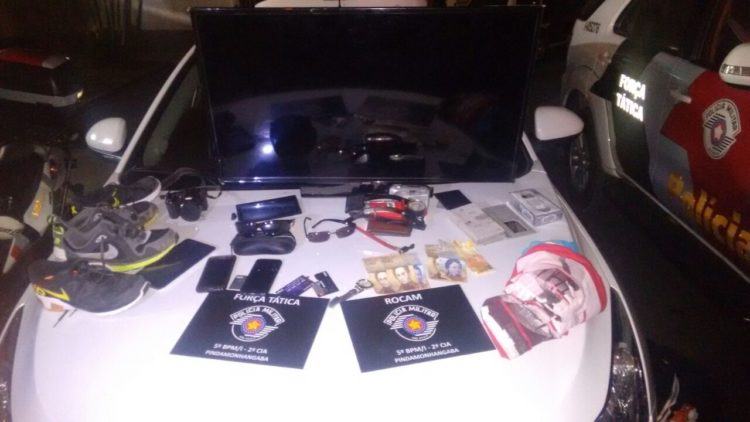 Veículo e objetos roubados foram apreendidos e apresentados no plantão do 1º DP. (Foto: Divulgação/PMESP)