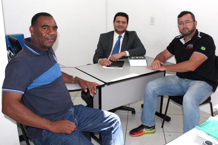  O sindicalista Valdir Augusto, o advogado trabalhista Alison Montoani, e o presidente Herivelto Vela, no Departamento Jurídico do sindicato. (Foto: Guilherme Moura)