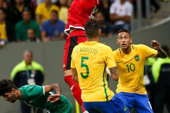Renato Augusto, que deu entrevista ao lado do técnico, e Neymar, no jogo contra o Iraque. (Arquivo/Agência Brasil)