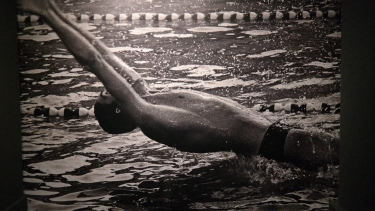 Nadador fotografado por Alair. (Foto: Alair Gomes/Divulgação Biblioteca Nacional)