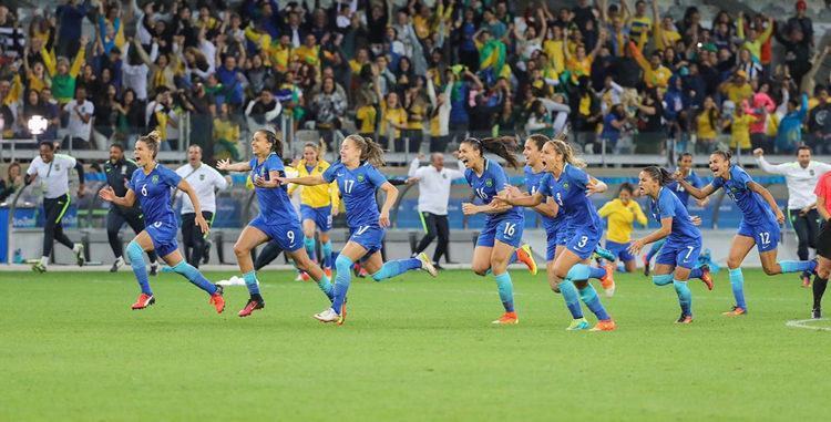 Meninas correm para abraçar a goleira e comemora a classificação. (Foto: Ricardo Stuckert/CBF)