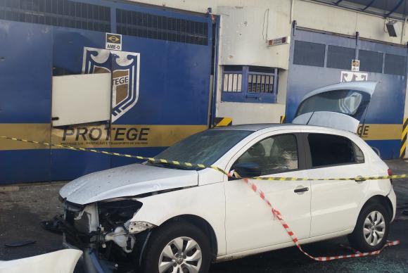  Durante a madrugada, uma quadrilha fortemente armada tentou assaltar a empresa de valores Protege em Santo André, na Grande São Paulo. (Foto: Fernanda Cruz/Agência Brasil)