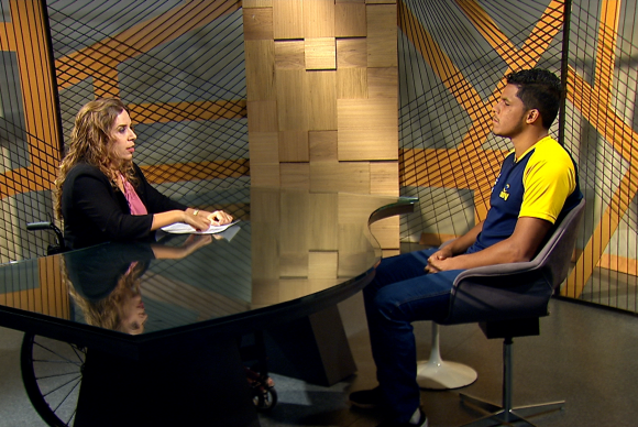 O atleta paralímpico Leomon Moreno, durante entrevista ao programa Diálogo Brasil, da TV Brasil. (Foto: Divulgação/TV Brasil)