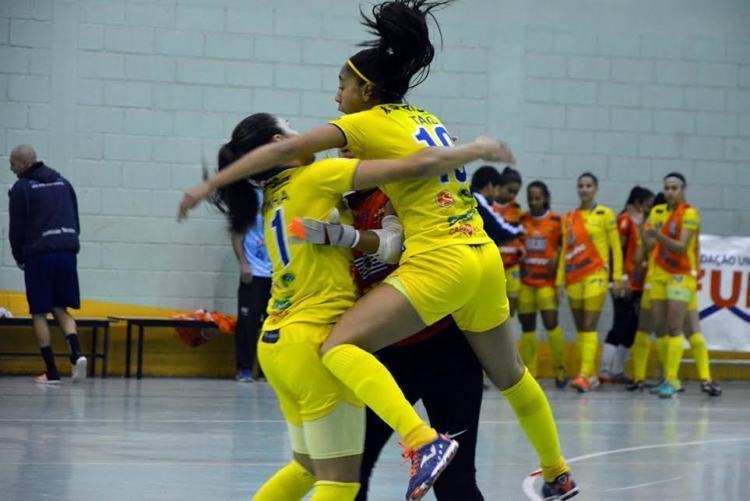 Meninas joseense comemoram um dos gols da vitória, no tempo normal. (Foto: Divulgação/Alex Santos)