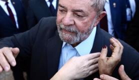 Em março, Lula foi levado pela Polícia Federal para depor coercitivamente pouco antes do processo do impeachment de Dilma ter sido discutido e aprovado pela Câmara. (Foto: Juca Varella/Agência Brasil)