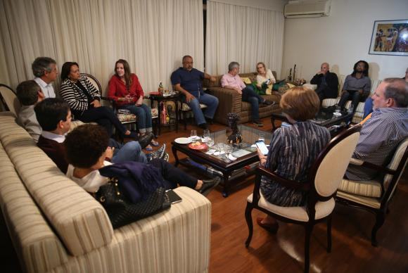 - Senadores contrários ao impeachment de Dilma Rousseff reunidos no apartamento da senadora Lídice da Mata, hoje à noite, em Brasília. (Foto: José Cruz/Agência Brasil)
