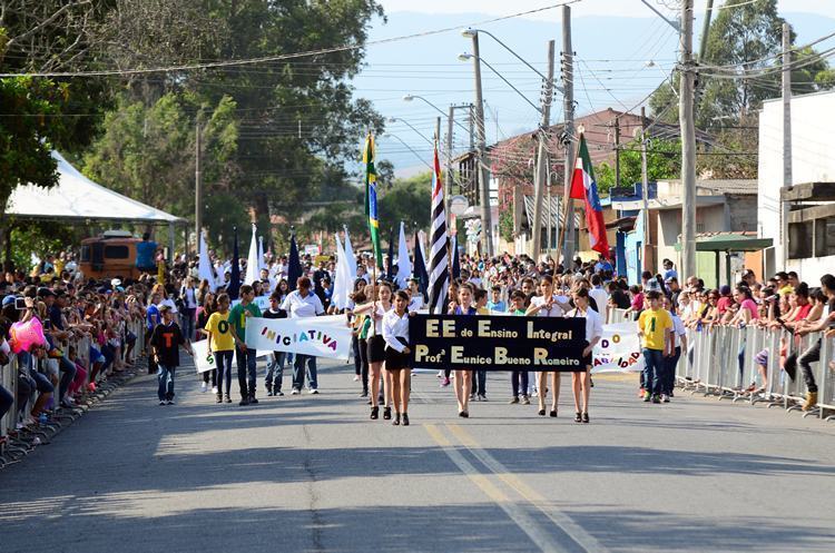 Desfile terá início logo após o hasteamento de bandeiras. (Foto: Luis Claudio Antunes/PortalR3)