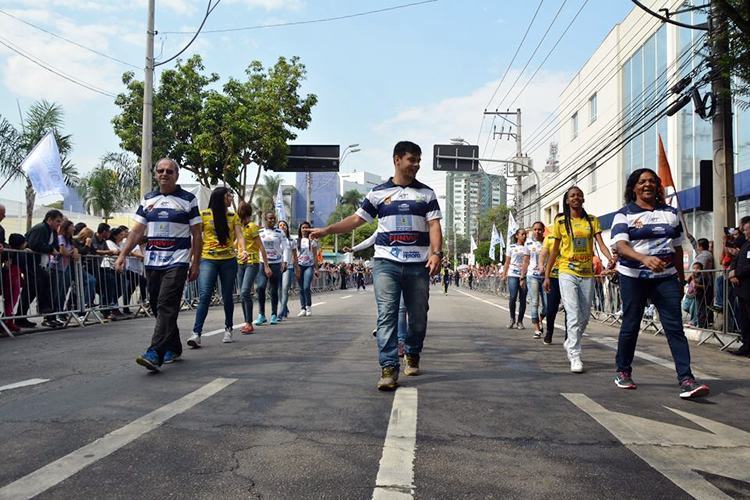 Equipe do futsal feminino durante desfile em São José dos Campos (Foto: Alex Santos/Futsal Feminino SJC)