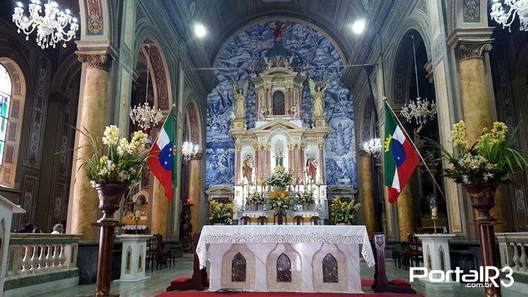 Altar principal da Igreja Matriz de Pindamonhangaba. (Foto: Luis Claudio Antunes/PortalR3)