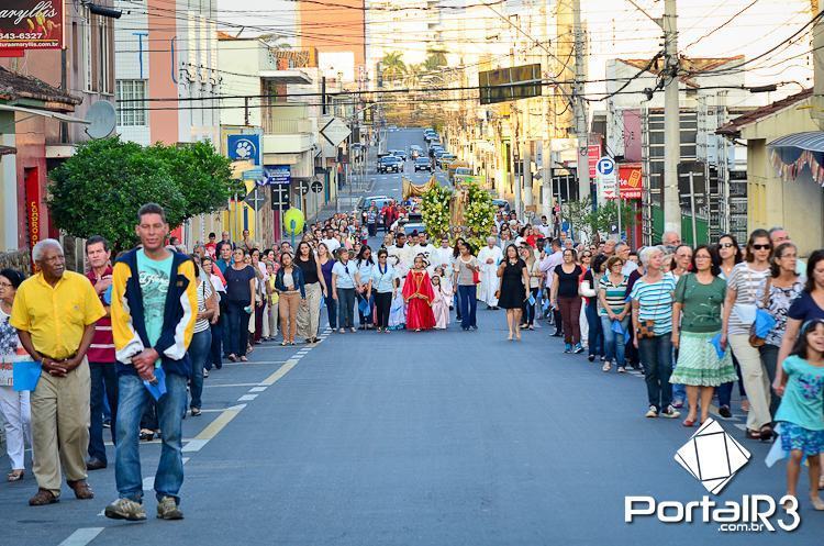 Fiéis em procissão pelas ruas de Pindamonhangaba. (Foto: Luis Claudio Antunes/PortalR3)