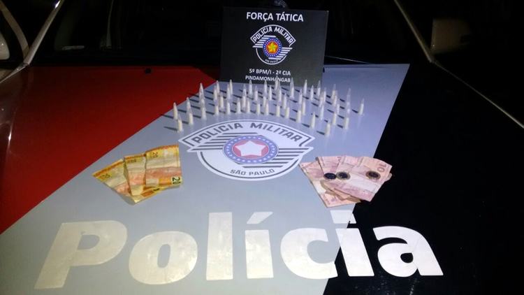 Drogas e dinheiro apreendido pela PM. (Foto: Polícia Militar)