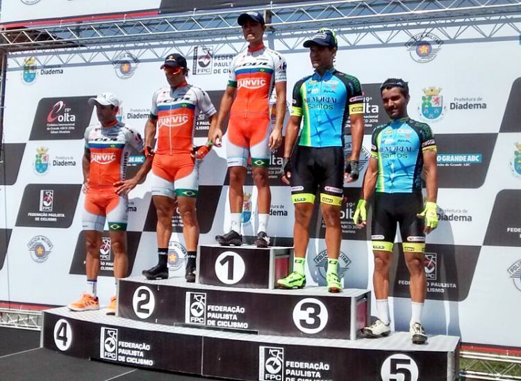 Pódio masculino, com três ciclistas de São José dos Campos. (Foto: Divulgação)