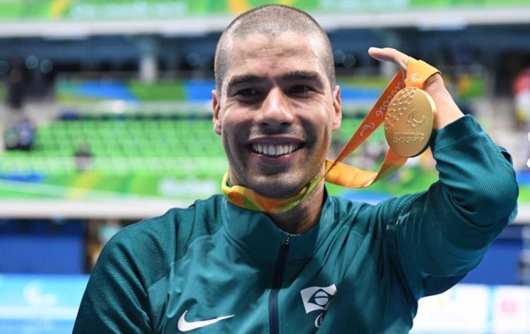 Daniel Dias exibe sua 20ª medalha Paralímpica (Foto: Rio 2016/Alexandre Vidal)