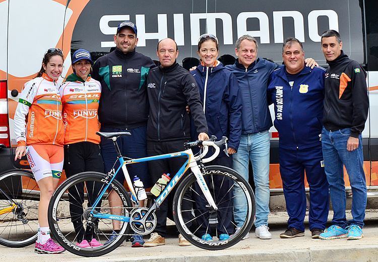 Ciclismo SJC - equipe, o secretário de Esportes Fernando Vales e o Silvério e Antônio Carlos Silvério, coordenador geral do Fadenp. (Foto: Luis Claudio Antunes/PortalR3)