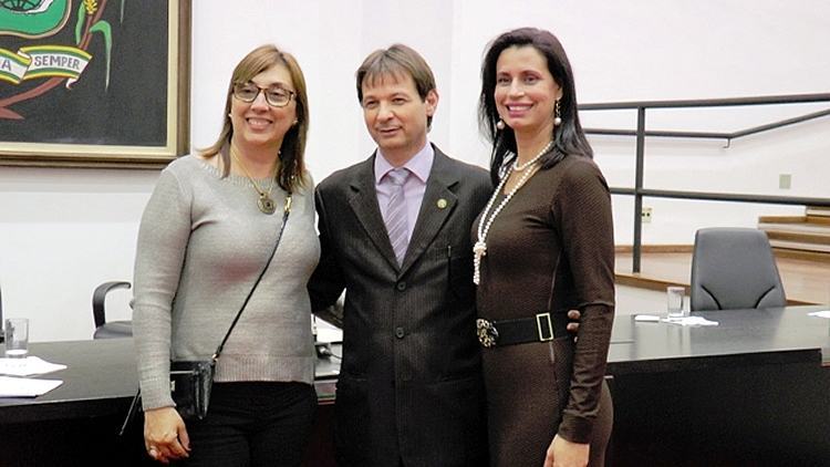 Professor Luis Palhari; Gicele de Paiva Giudice (esq.) e Cidinha Pedroso. (Foto: Divulgação)