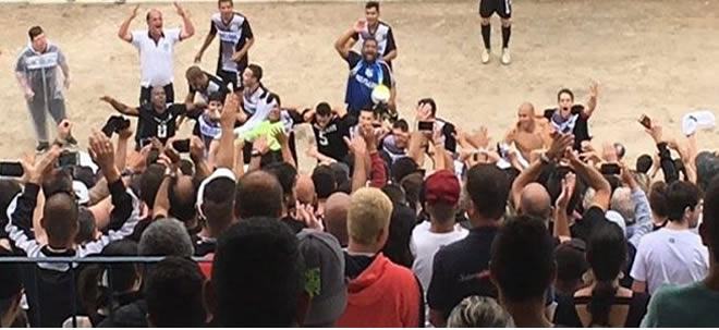 Jogadores do XV comemoram junto a torcida nas arquibancadas do Joaquinzão (Foto: Bruno Lemes)