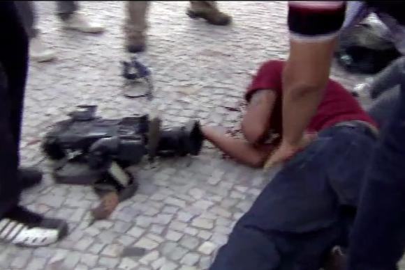 Cinegrafista da TV Bandeirantes é ferido em protesto contra aumento de passagem de ônibus. (Reprodução TV Brasil/Gabriel Penchel)