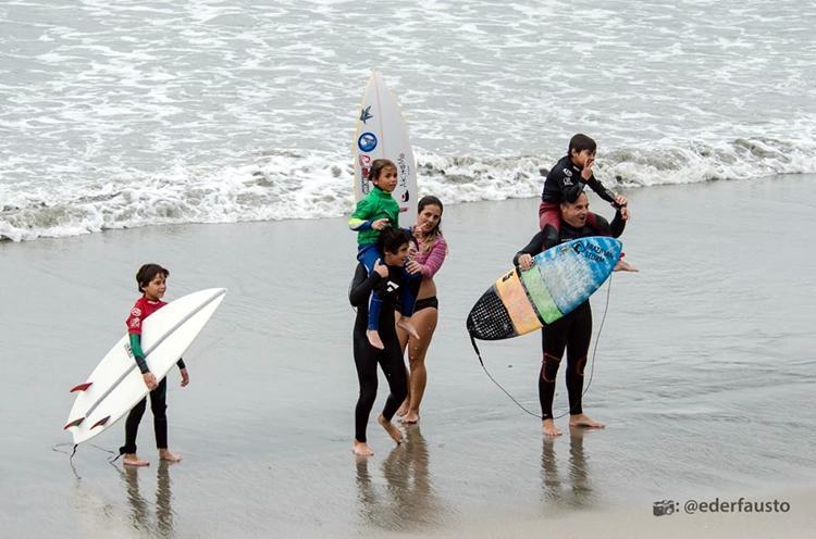 Confronto final reuniu a nata da nova geração de surfistas ubatubenses no último sábado no Perequê-Açu. (Foto: Eder Fausto/Divulgação PMU)