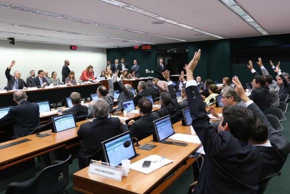 Comissão Especial da Câmara que analisa a PEC 241, que limita os gastos públicos, aprovou na quinta-feira (6) o texto principal do substitutivo do relator, deputado Darcísio Perondi. (Foto: Fabio Rodrigues Pozzebom/Agência Brasil)