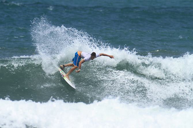 Na final da etapa, com ondas de até 1,5 metro na Praia de Itamambuca, Peterson novamente deu um show, somando 16,85. (Foto: Renato Boulos / Portal Surfcam)