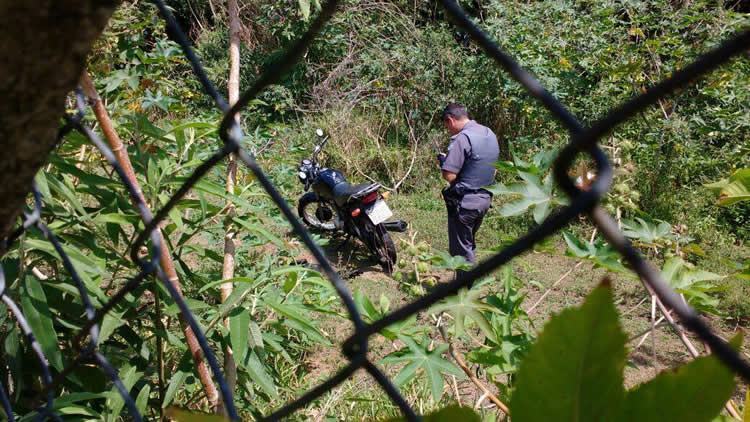 Moto estava em matagal no bairro Jardim Eloyna. (Foto: Divulgação/PMESP)