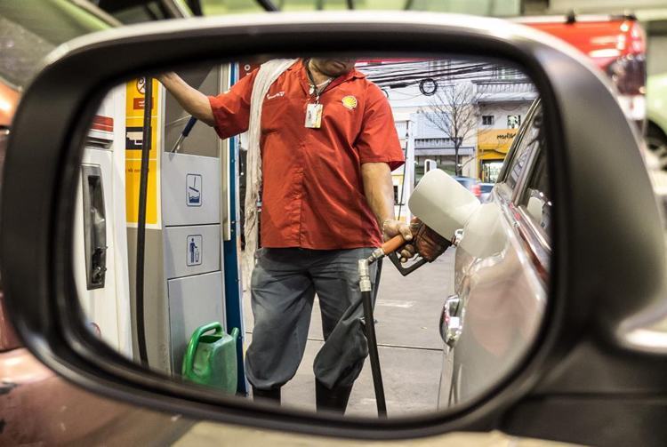 Se o repasse da diminuição no preço na refinaria for feito integralmente para o preço ao consumidor, as reduções serão de 1,4% na gasolina e 1,8% no diesel. (Foto: Rafael Neddermeyer/ Fotos Públicas)