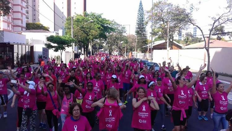 Por onde passou, a caminhada conquistou adeptos que se juntaram ao alegre grupo cor de rosa. (Foto: Divulgação/PMSJC)