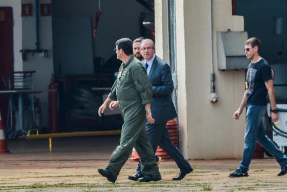  O ex-presidente da Câmara dos Deputados, Eduardo Cunha, embarca para Curitiba após ser preso pela Polícia Federal. (Foto: Wilson Dias/Agência Brasil)