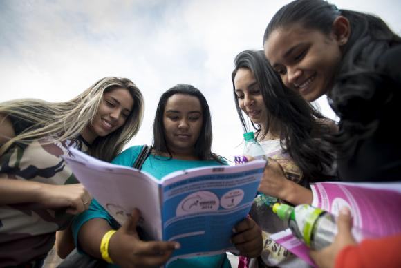 Estudantes observam prova do Exame Nacional do Ensino Médio. (Foto: Arquivo/Marcelo Camargo/Agência Brasil)